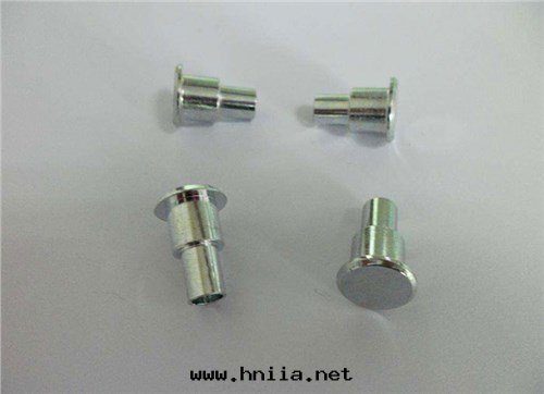 非(fēi)标(biāo)鉚钉1